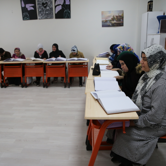 Şanlıurfalı görme engelli kadınlar, mukabele geleneğini Braille alfabesiyle...