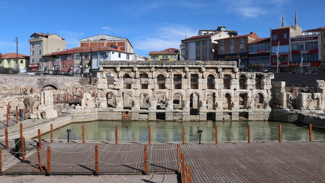 Yozgat'ta tarihi Roma Hamamı havaların ısınmasıyla ziyaretçilerini ağırlamaya başladı