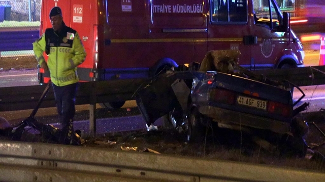 Otomobil bariyerlere çarptı: 3 ölü