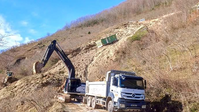 Giresun'da eriyen karlar heyelanlara neden oldu