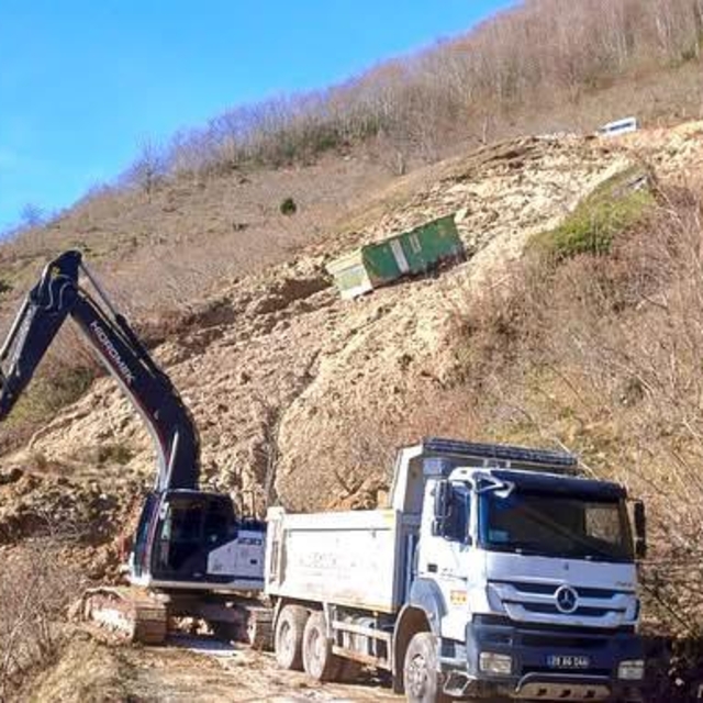 Giresun'da eriyen karlar heyelanlara neden oldu