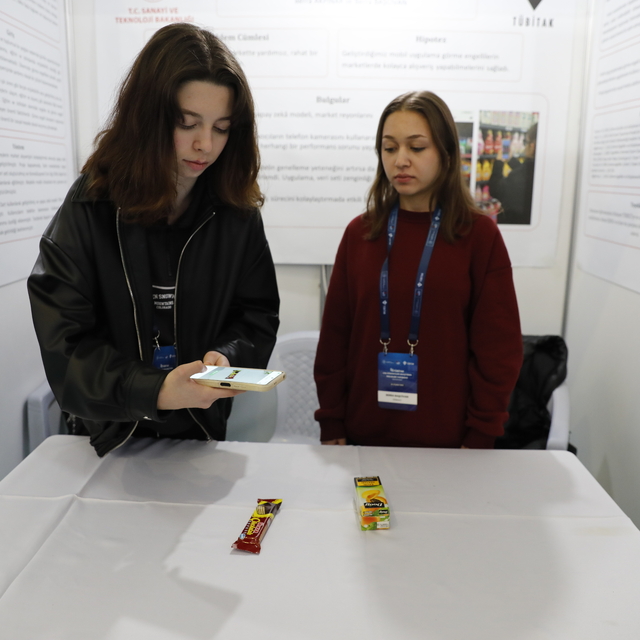 Liselilerden görme engellilere markette kolaylık sağlamak için mobil uygula...