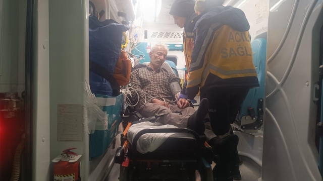 Batman'da heyelan nedeniyle yolu kapanan köydeki hasta hastaneye ulaştırıldı