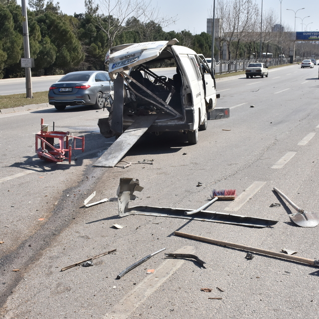 Gaziantep'te otomobil ile hafif ticari aracın çarpıştığı kazada 1 kişi öldü...