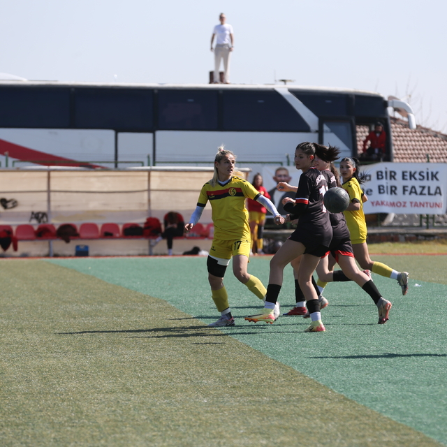 Cezalı kadın antrenör, takımını otobüsün üzerinden yönetti