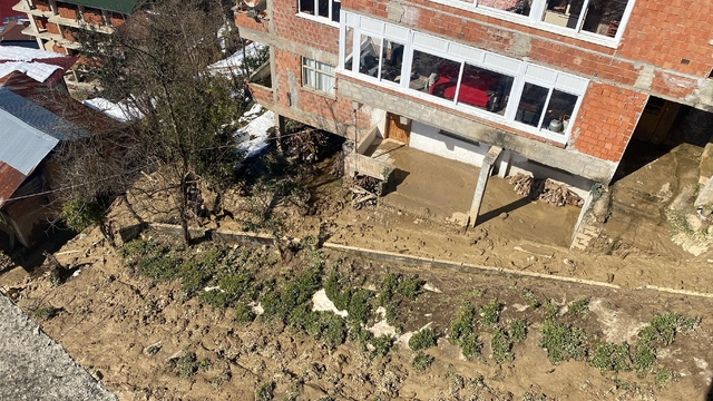 Rize'deki heyelanda tahliye edilen ev sayısı 16'ya çıktı