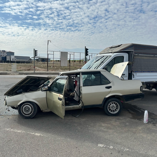 Adıyaman'da otomobille kamyonetin çarpıştığı kazada 3 kişi yaralandı