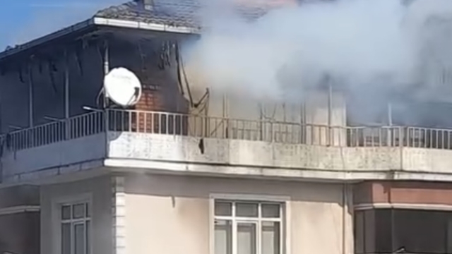 Bartın'da 5 katlı binanın çatısı yandı