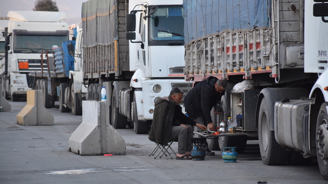 TIR şoförleri, iftarlarını mutfağa çevirdikleri dorsedeki dolaplarda hazırlıyor