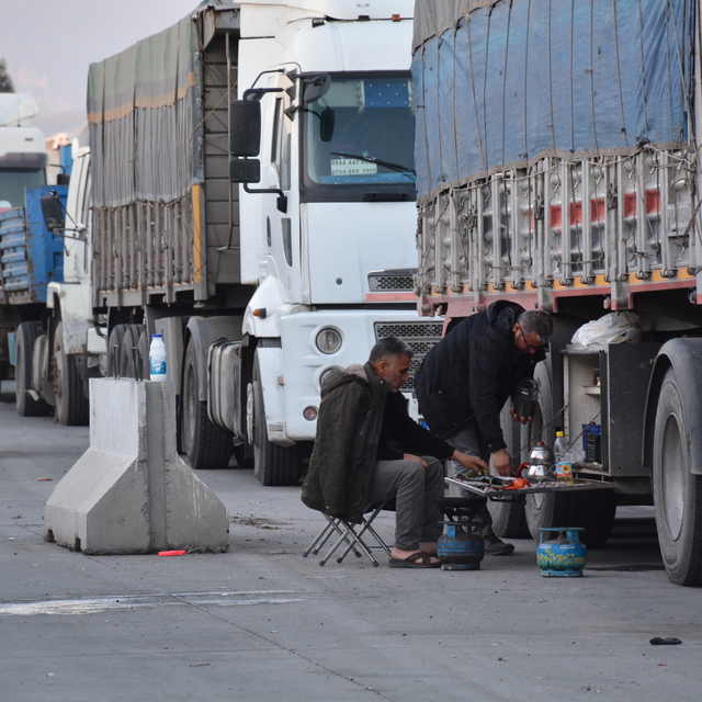 TIR şoförleri, iftarlarını mutfağa çevirdikleri dorsedeki dolaplarda hazırl...