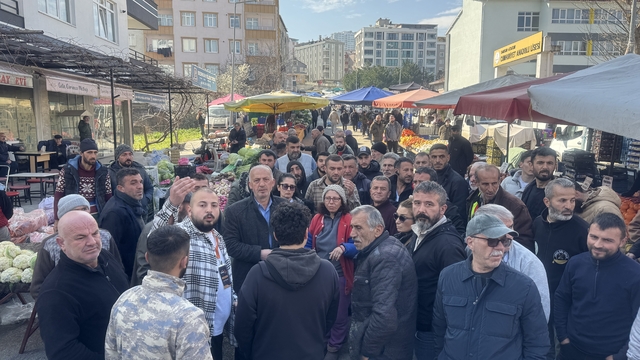 Pazar yerinin değişmesini istemeyen esnaf, satışları durdurdu