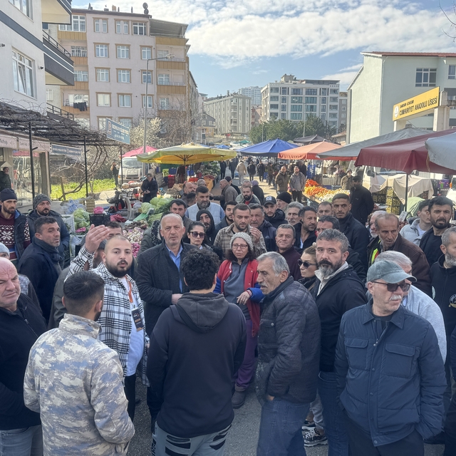 Pazar yerinin değişmesini istemeyen esnaf, satışları durdurdu