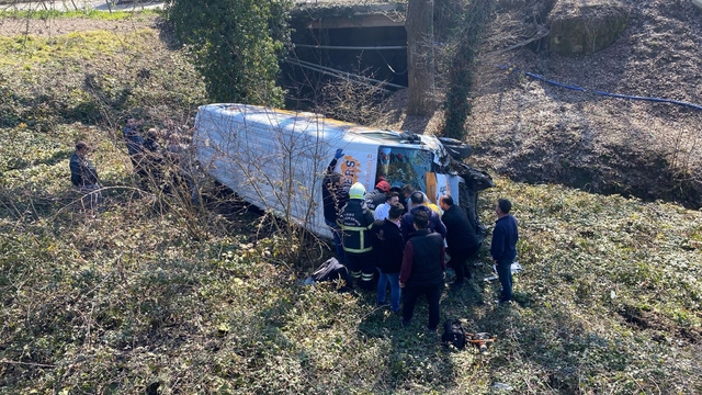 Çocuk sporcuları taşıyan minibüs kaza yaptı, 7 yaralı