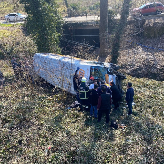 Çocuk sporcuları taşıyan minibüs kaza yaptı, 7 yaralı
