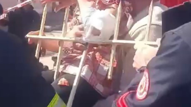 Koluna saplanan korkuluk demiri ile hastaneye kaldırıldı