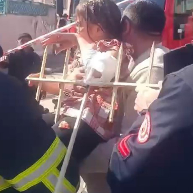 Koluna saplanan korkuluk demiri ile hastaneye kaldırıldı