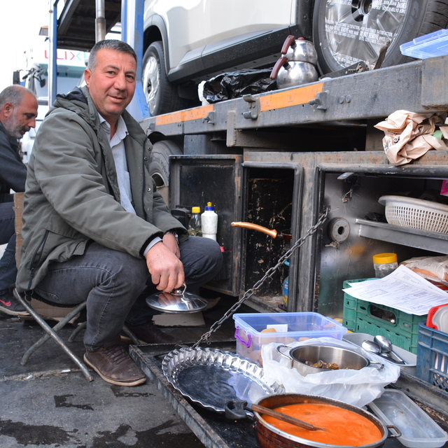 Sınırda geçiş için sıra bekleyen tır şoförleri hazırladıkları yemeklerle or...