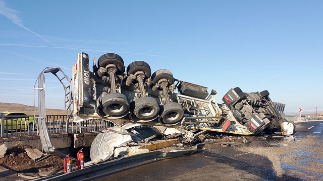Sivas'ta köprü bariyerlerine çarpan tırın sürücüsü hayatını kaybetti