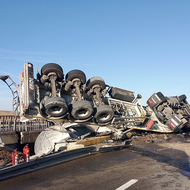 Sivas'ta köprü bariyerlerine çarpan tırın sürücüsü hayatını kaybetti