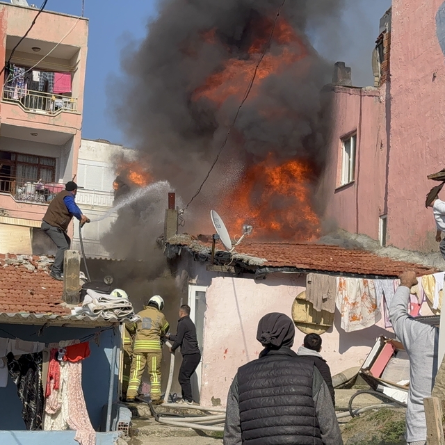 Tek katlı evde çıkan yangına mahalleli hortumlarla su sıkarak itfaiyeye des...