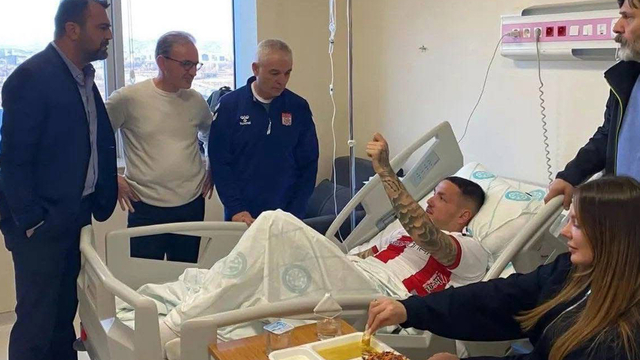 Sivasspor Teknik Direktörü Çalımbay, Rey Manaj'ı hastanede ziyaret etti