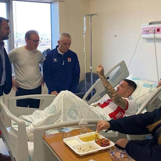 Sivasspor Teknik Direktörü Çalımbay, Rey Manaj'ı hastanede ziyaret etti