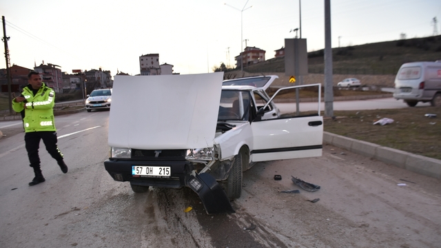 Sinop'ta iki otomobilin çarpıştığı kazada 3 kişi yaralandı
