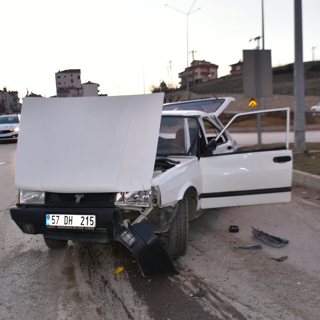 Sinop'ta iki otomobilin çarpıştığı kazada 3 kişi yaralandı