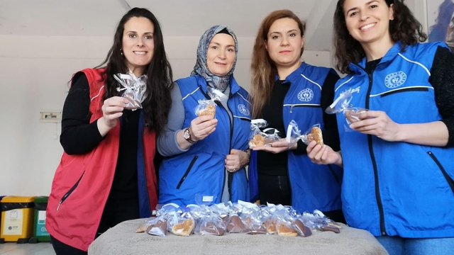 Cide Gençlik ve Spor İlçe Müdürlüğü personellerinden kadın pazarcılara ziyaret