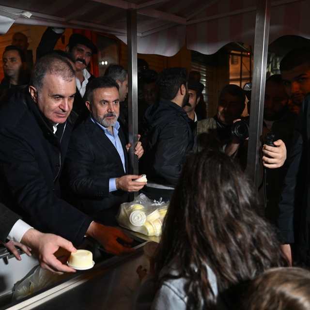 AK Parti Sözcüsü Ömer Çelik, Adana'da partisinin iftar programına katıldı