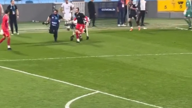 Baygınlık geçiren futbolcuya sedyeyi kulüp personeli taşıdı