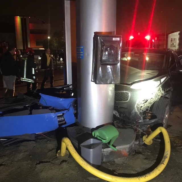 Kazada savrulan otomobil akaryakıt istasyonundaki pompayı devirdi: 1 yaralı