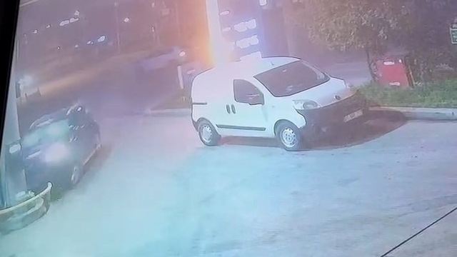 Kazada savrulan otomobil akaryakıt istasyonundaki pompayı devirdi: 1 yaralı (2)