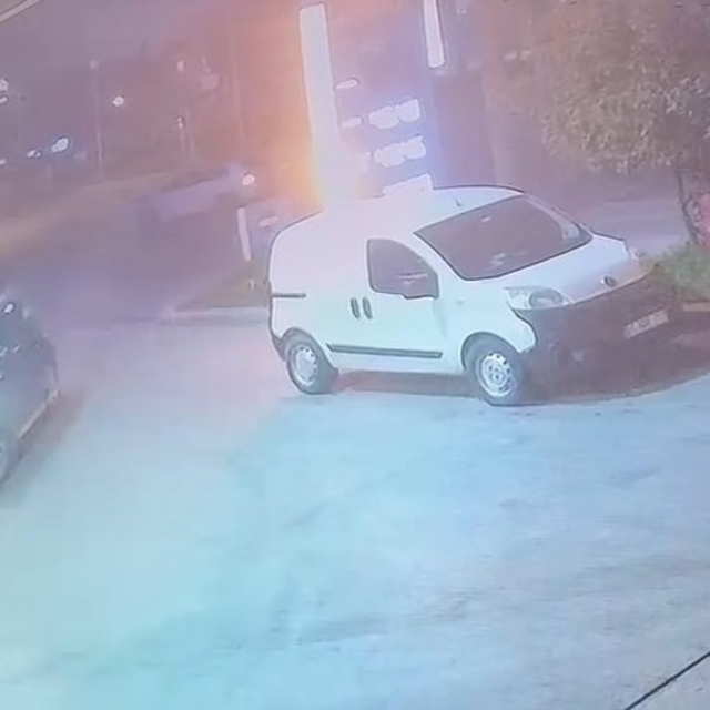 Kazada savrulan otomobil akaryakıt istasyonundaki pompayı devirdi: 1 yaralı...