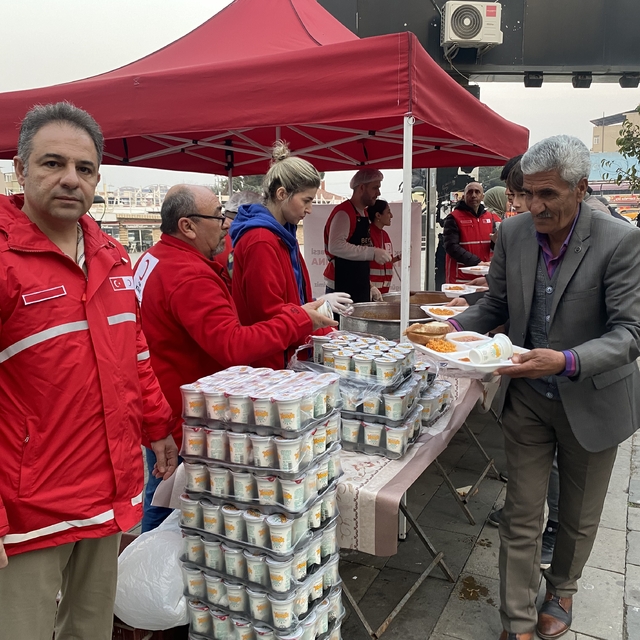 Alaşehir'de her gün 350 kişiye iftar veriliyor