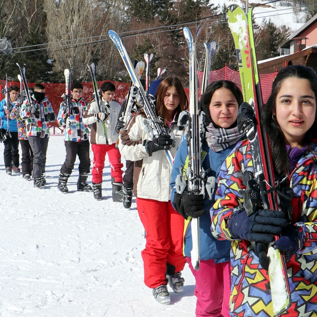 Liseliler kayak öğreniyor