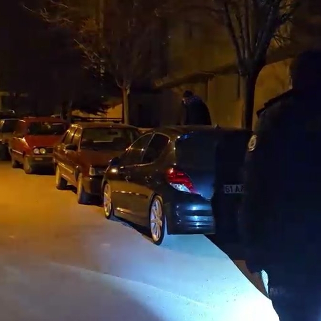 Çorum'da park halindeki 10 otomobile zarar verdiler