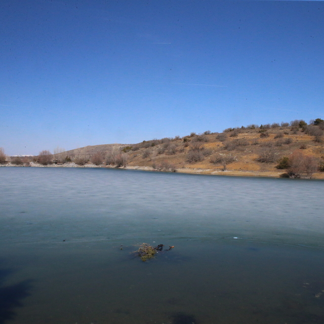 Tokat'taki İhsaniye Göleti'nin yüzeyi buz tuttu