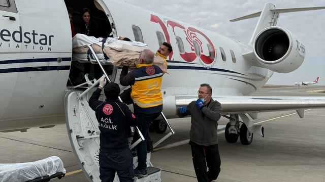 Şanlıurfa'da kök hücre nakli olacak genç ambulans uçakla sevkedildi