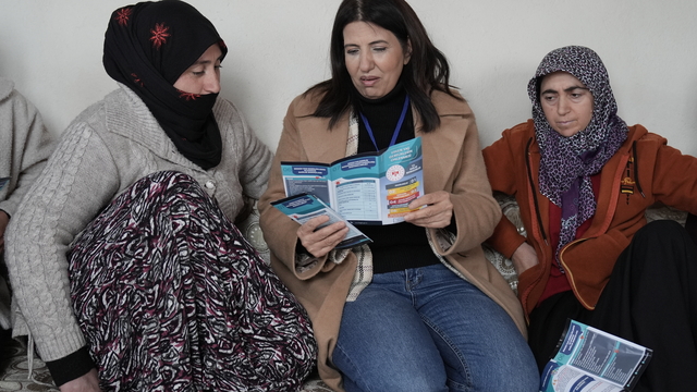 Erken yaşta evliliklere karşı bilgilendirmek için kapı kapı geziyorlar