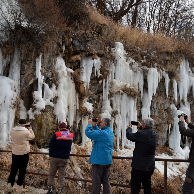 Kanyonda oluşan dev buz sarkıtlarına fotoğrafçılardan yoğun ilgi