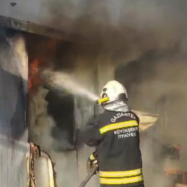 Gaziantep'te depremzedelerin kaldığı 5 konteyner yandı