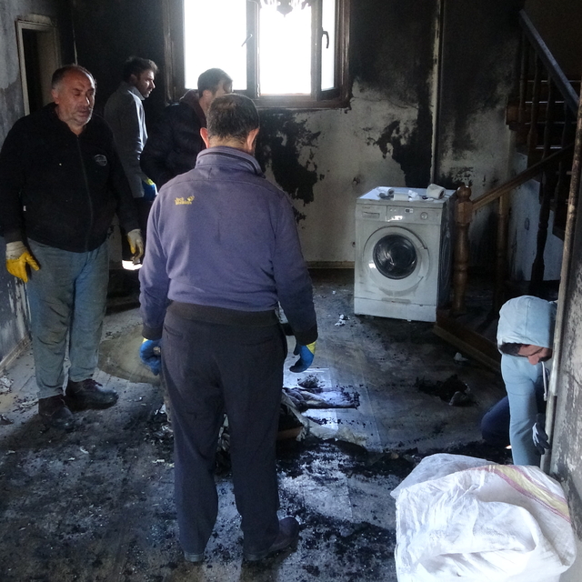 Girdikleri villada, garajdaki otomobilin parçalarını çalıp, evi ateşe verdi...