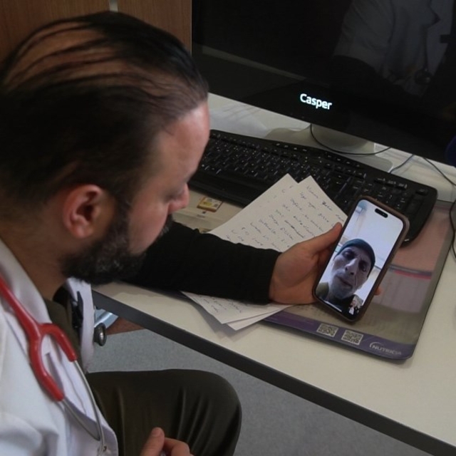 Gazzeli doktor, kanser hastası babasının Türkiye'ye getirilmesi için destek...