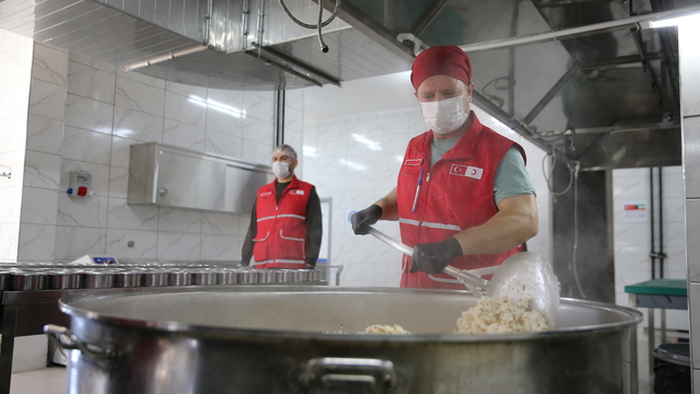 Türk Kızılay Adıyaman'daki ihtiyaç sahiplerinin iftar sofralarına sıcak yemek ulaştırıyor