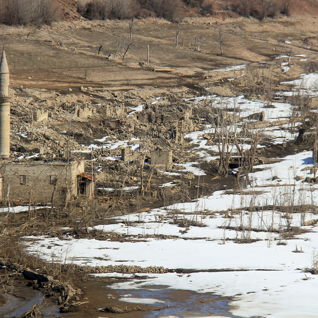 Sivas'ta baraj altında kalan köy sular çekilince tamamen ortaya çıktı