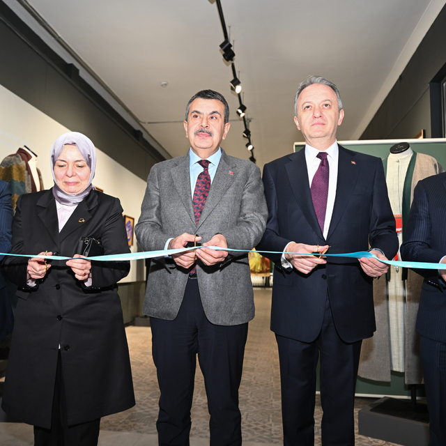 Bakan Tekin'den, bir sendikanın "müfredat dışı ders işlenecek" iddiasına il...