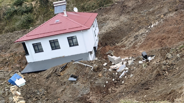Artvin'deki heyelandan etkilenen 2 katlı ev sürüklendi