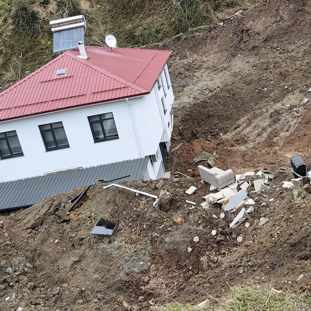 Artvin'deki heyelandan etkilenen 2 katlı ev sürüklendi