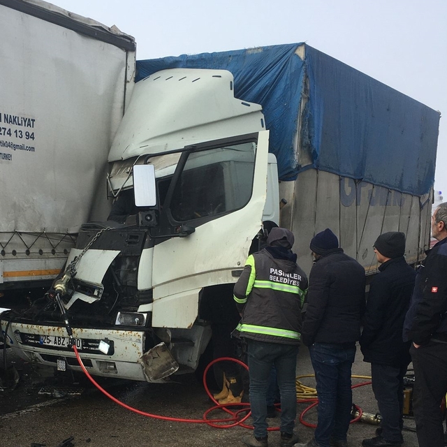 Erzurum'da tıra arkadan çarpan kamyondaki 2 kişi yaralandı